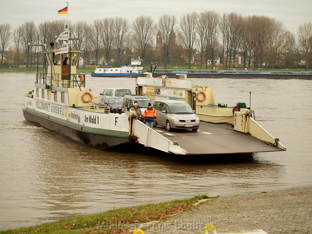 Bergung PKW im Rhein Hitdorfer Fähre P189278.JPG